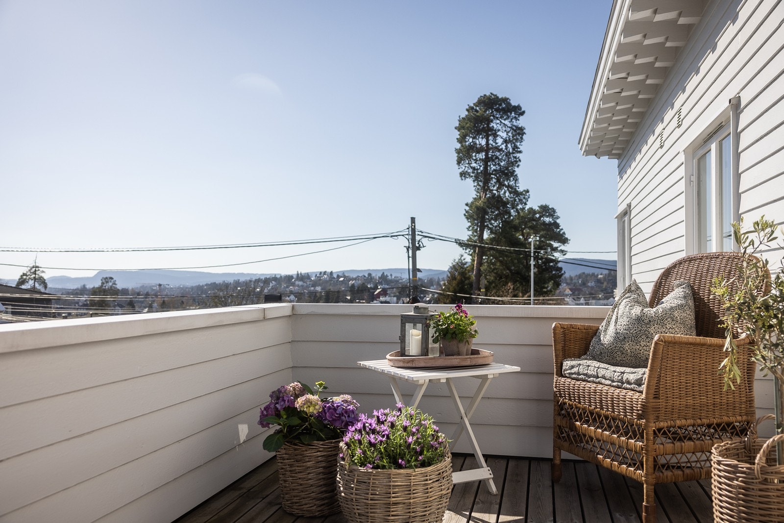 Fra hovedsoverommet ligger det en hyggelig balkong med både utsikt og gode solforhold Galleribilde