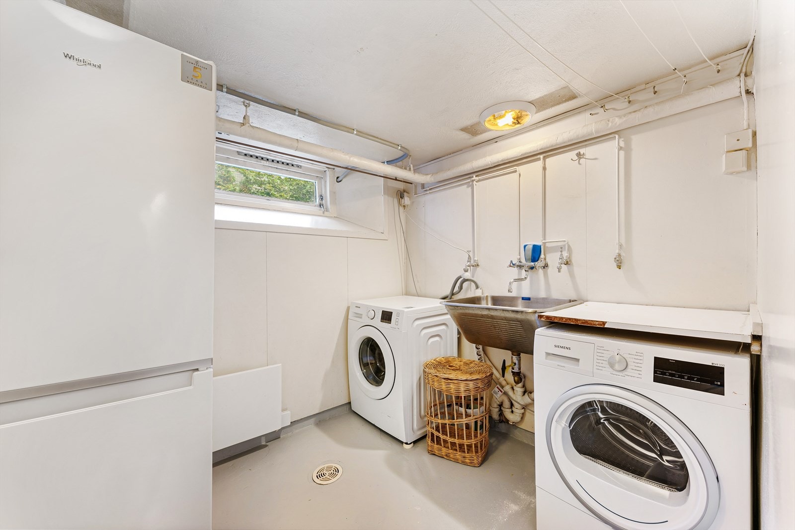 Vaskerom med utslagsvask i stål. God plass til et ekstra kjølefryseskap Galleribilde