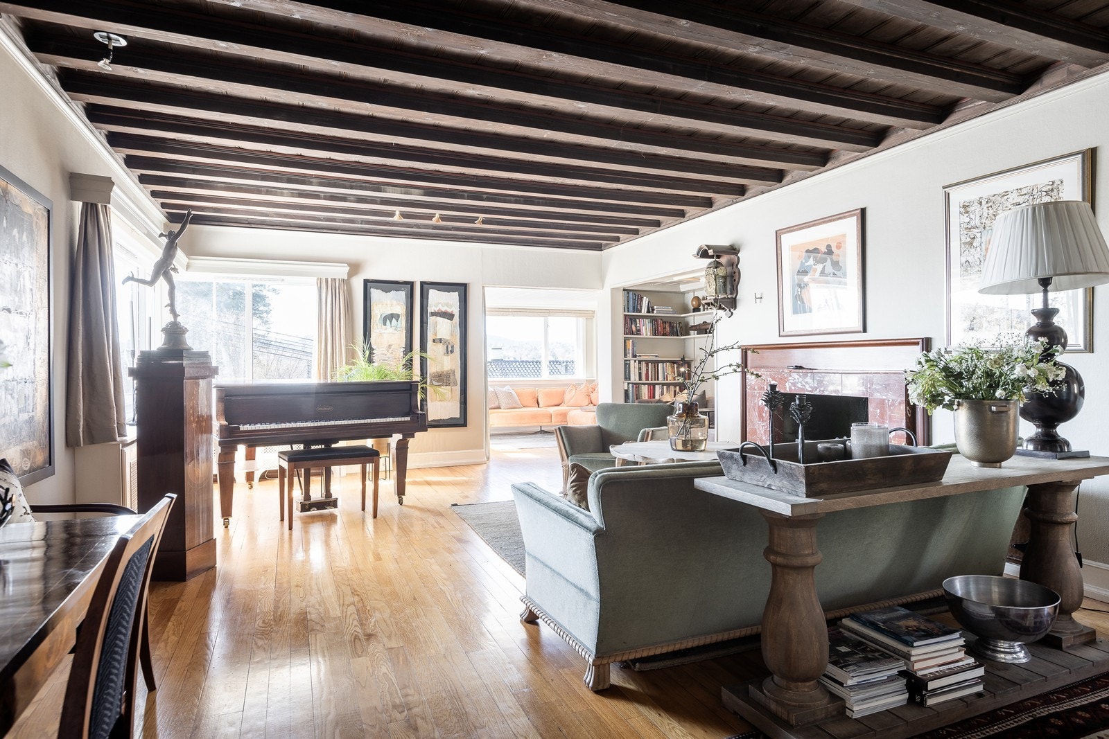 Store vindusflater gir gode lysforhold i hele boligen Galleribilde