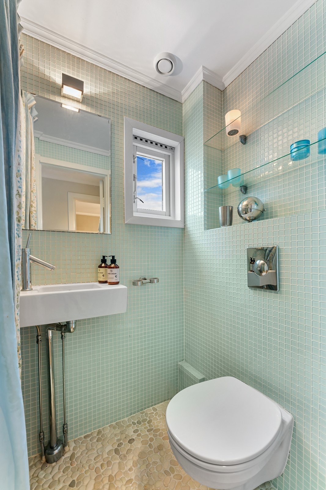 Bad 2 er smakfullt og innredet med servant, dusj og vegghengt WC Galleribilde