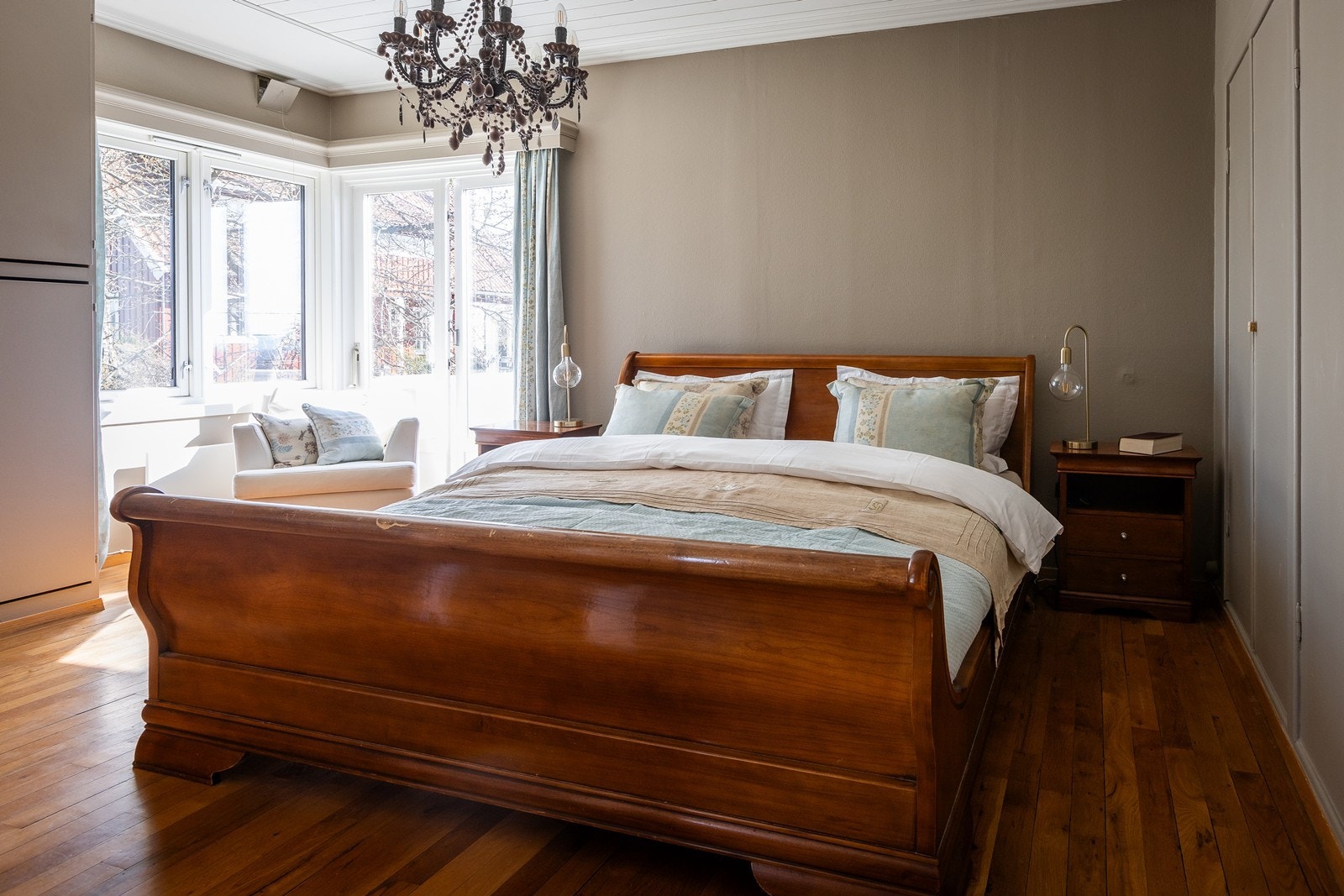 Hovedsoverommet med god størrelse og utgang til balkong Galleribilde