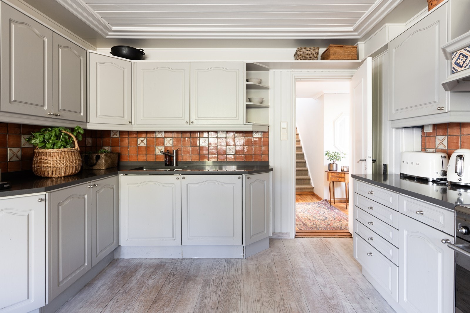 Kjøkkenet med god skap-/benkeplass Galleribilde