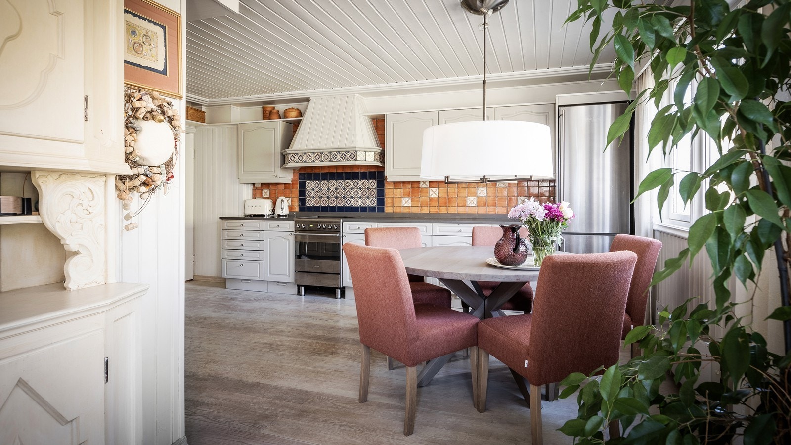 Romslig og fint spisekjøkken med god plass til det du måtte ønske og ha behov for i hverdagen Galleribilde