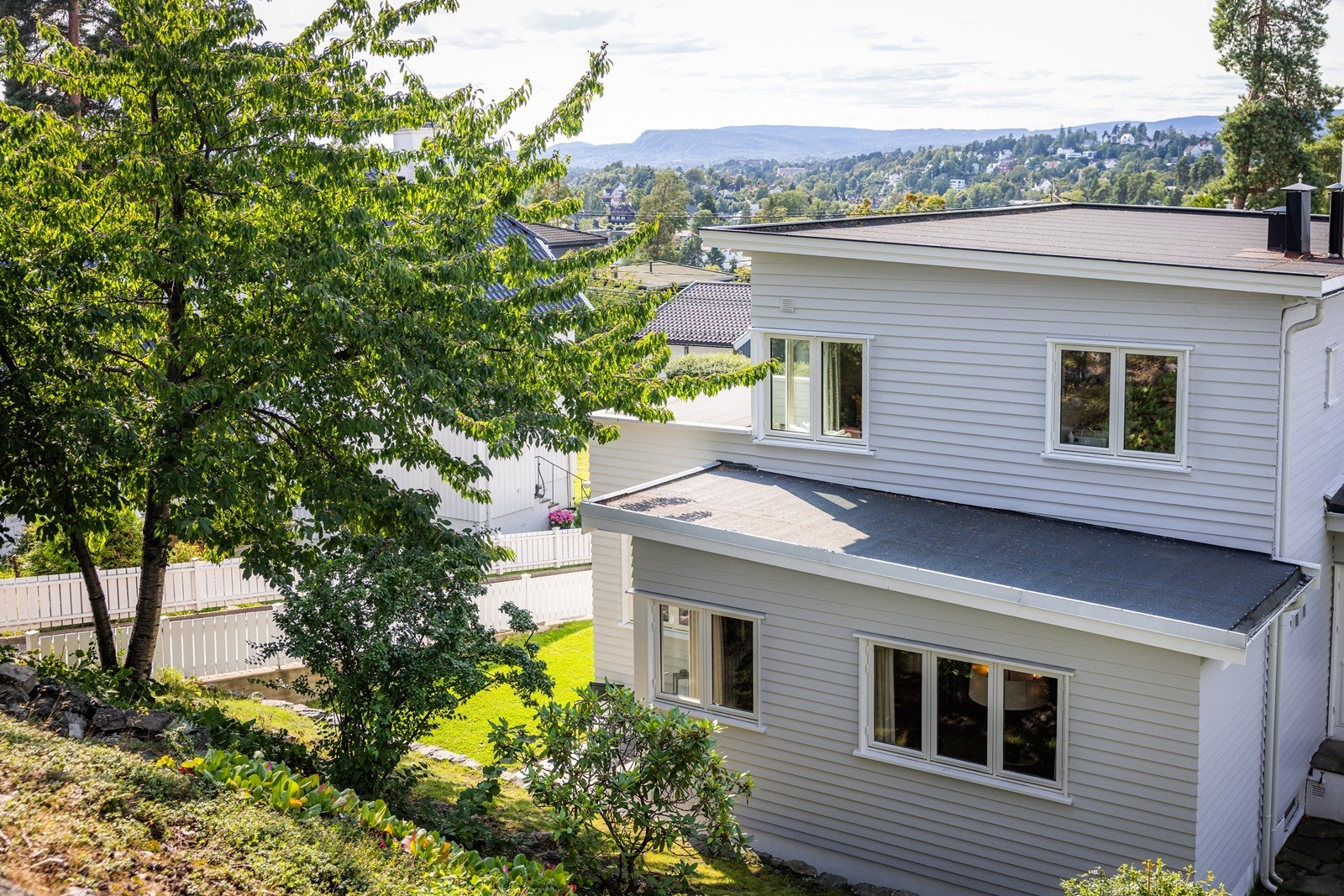Fra østsiden av huset Galleribilde