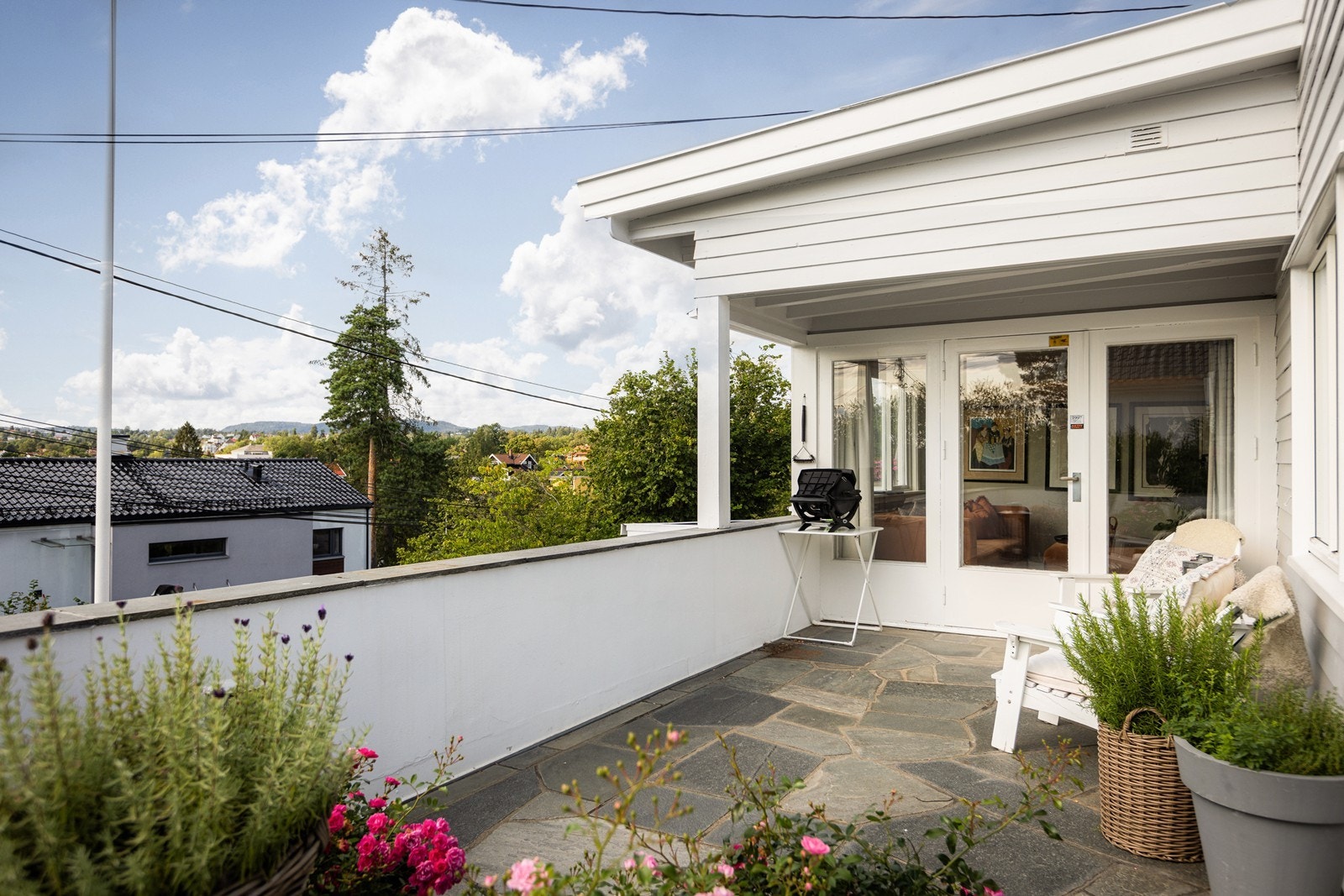 Ut fra stuen i hovedetasjen er det en fin uteplass med utsikt over nabolaget. Sol til godt på kveld Galleribilde