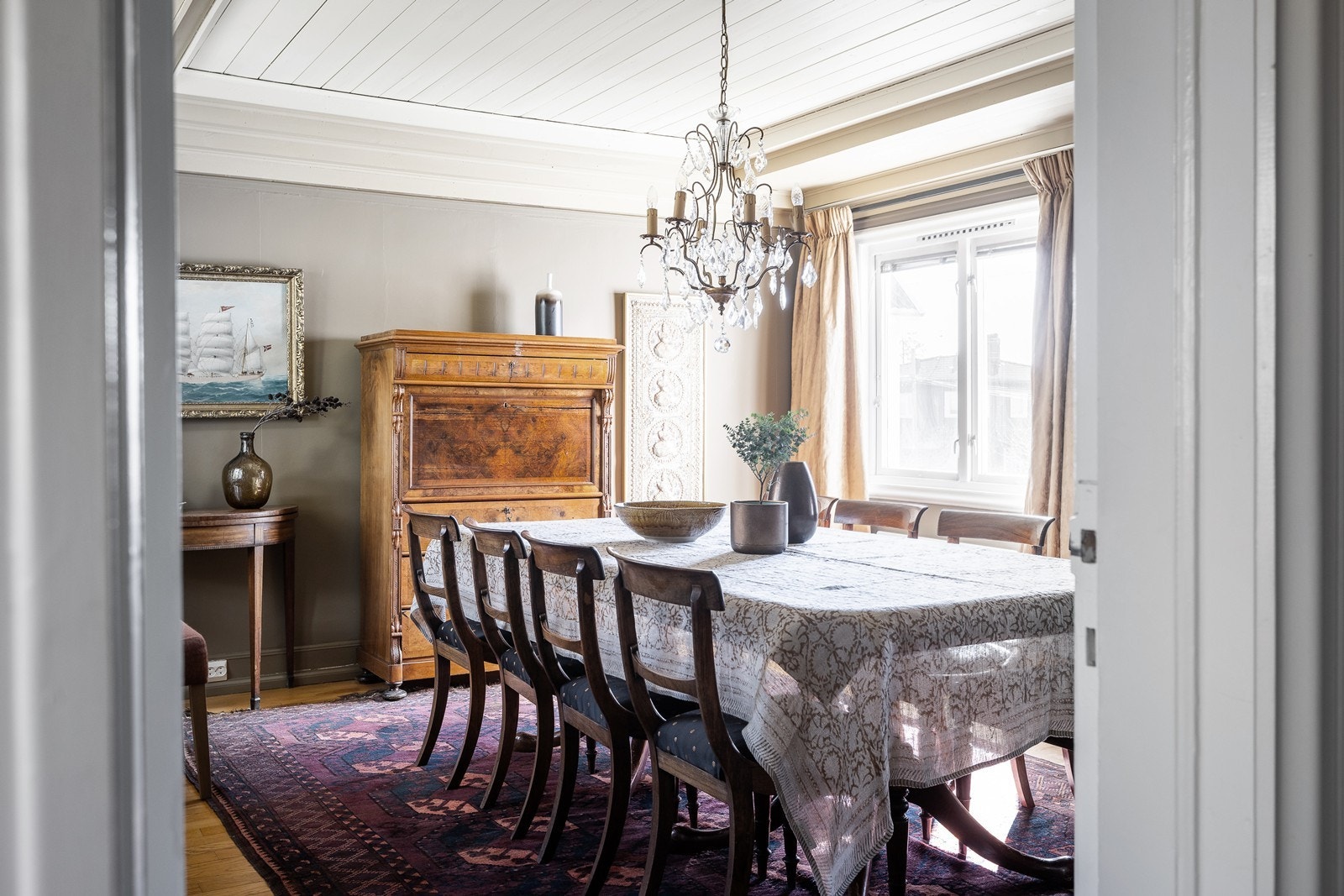 I hovedetasjen er det også en romslig spisestue mellom kjøkkenet og stuen Galleribilde