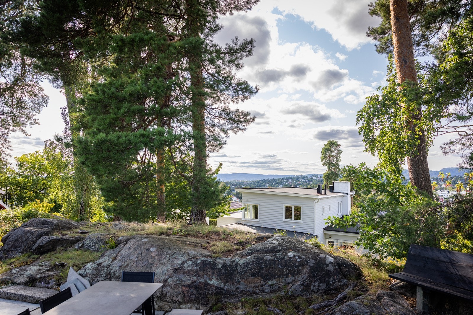 Fra baksiden av huset med fin naturtomt Galleribilde