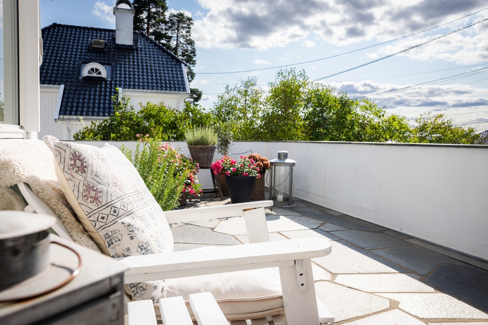 Fra terrassen med utgang fra stuen og trapp ned til hagen Galleribilde