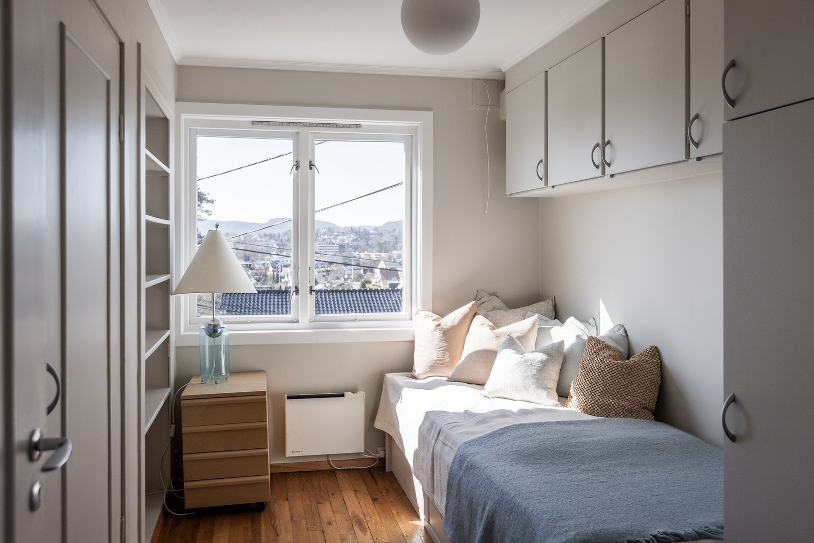 Toppetasjen har totalt 4 soverom og alle har fin størrelse, her er soverom IIII Galleribilde