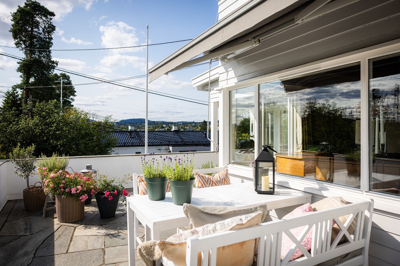 Solrik sydvestvendt terrasse med fin utsikt og tilknyttet hagen Galleribilde