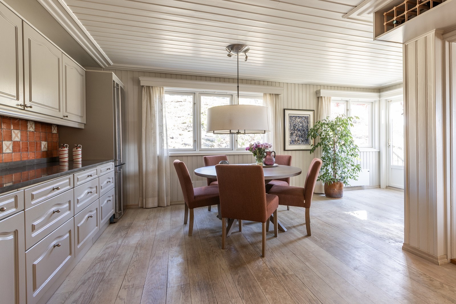 Huset er svært barnevennlig med egen kjøkkendør / terrassedør rett ut i hagen. Herfra har du også direke tilgang til stien opp til kollen. Galleribilde