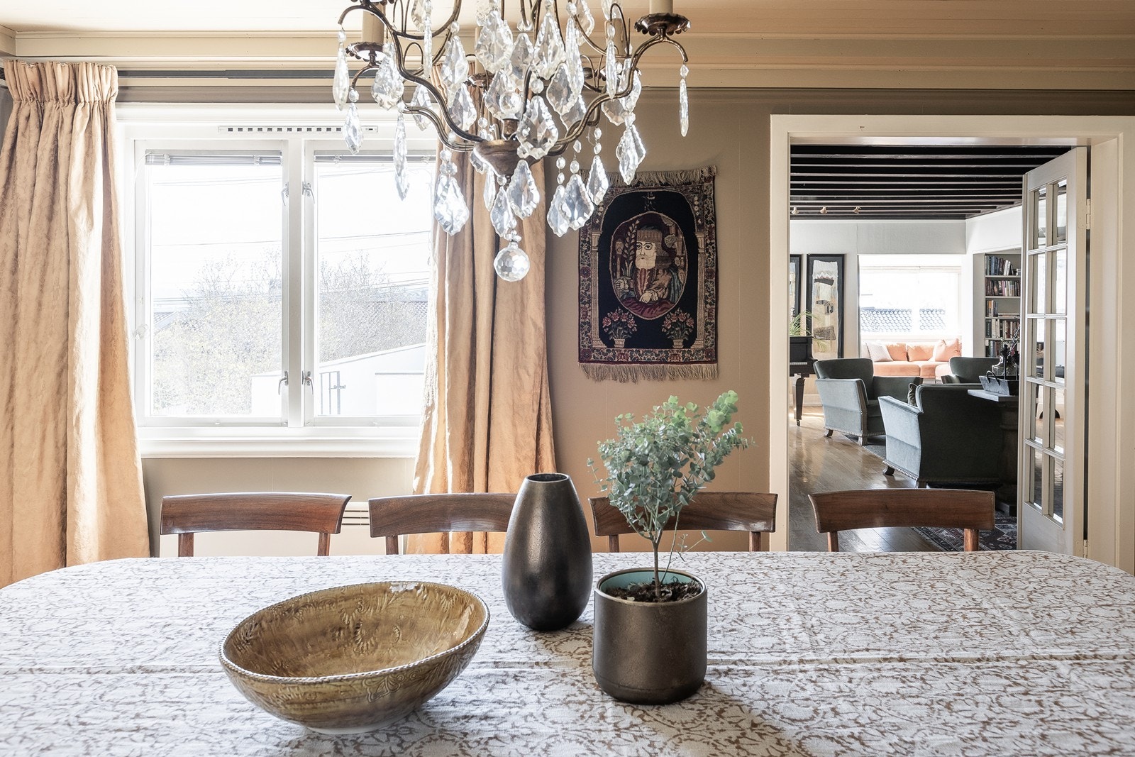 Eiendommen har mange vinduer og oppleves som lys og innbydende Galleribilde