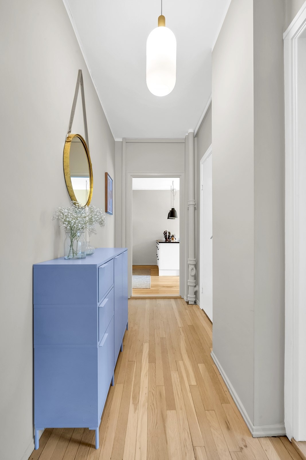 I gangen er det plass til knagger og skohylle for oppbevaring av yttertøy Galleribilde