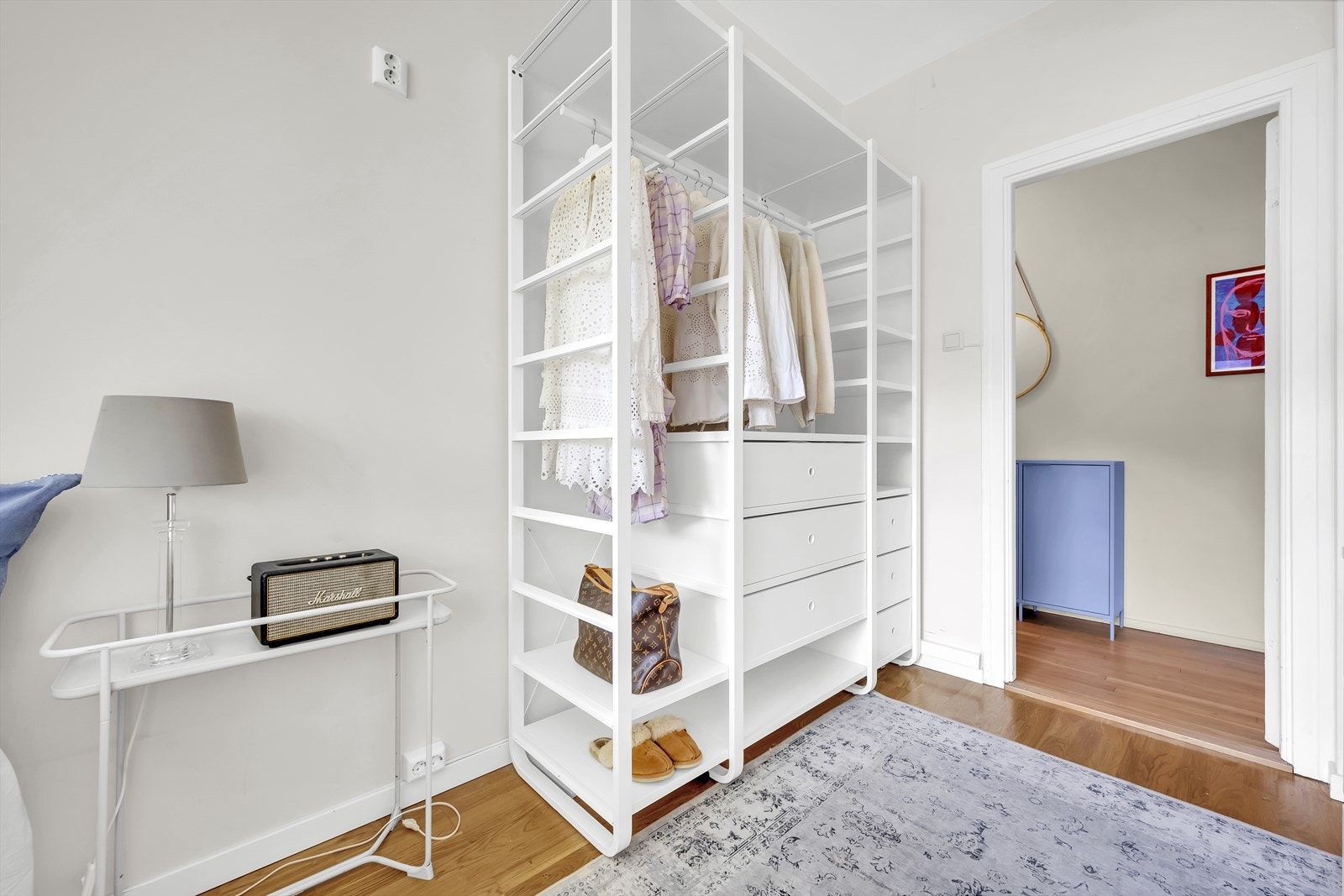 Begge rommene har lyse overflater og store vindusflater Galleribilde