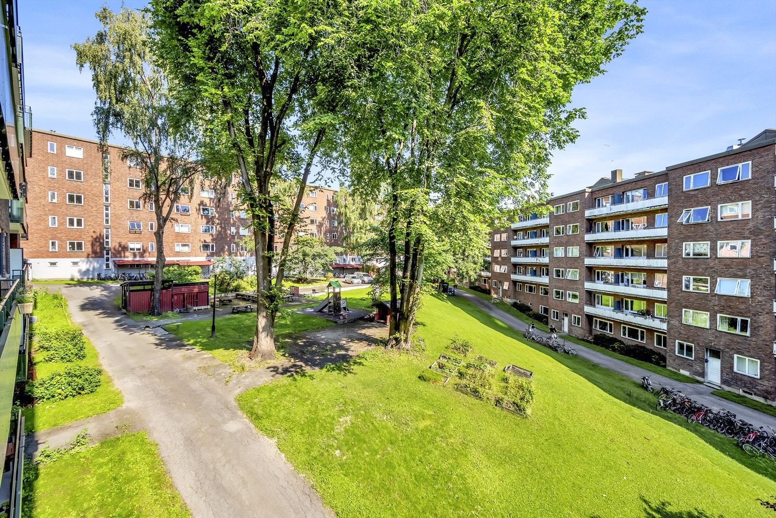 Balkongen har grønt og fint utsyn vendt mot borettslagets idylliske bakgård Galleribilde