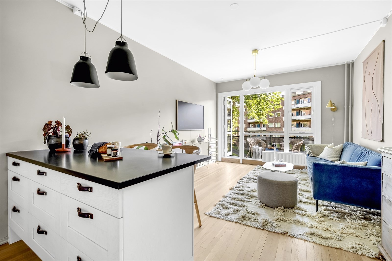 Barløsningen fungerer utmerket som romdeler, i tillegg til spiseplass Galleribilde