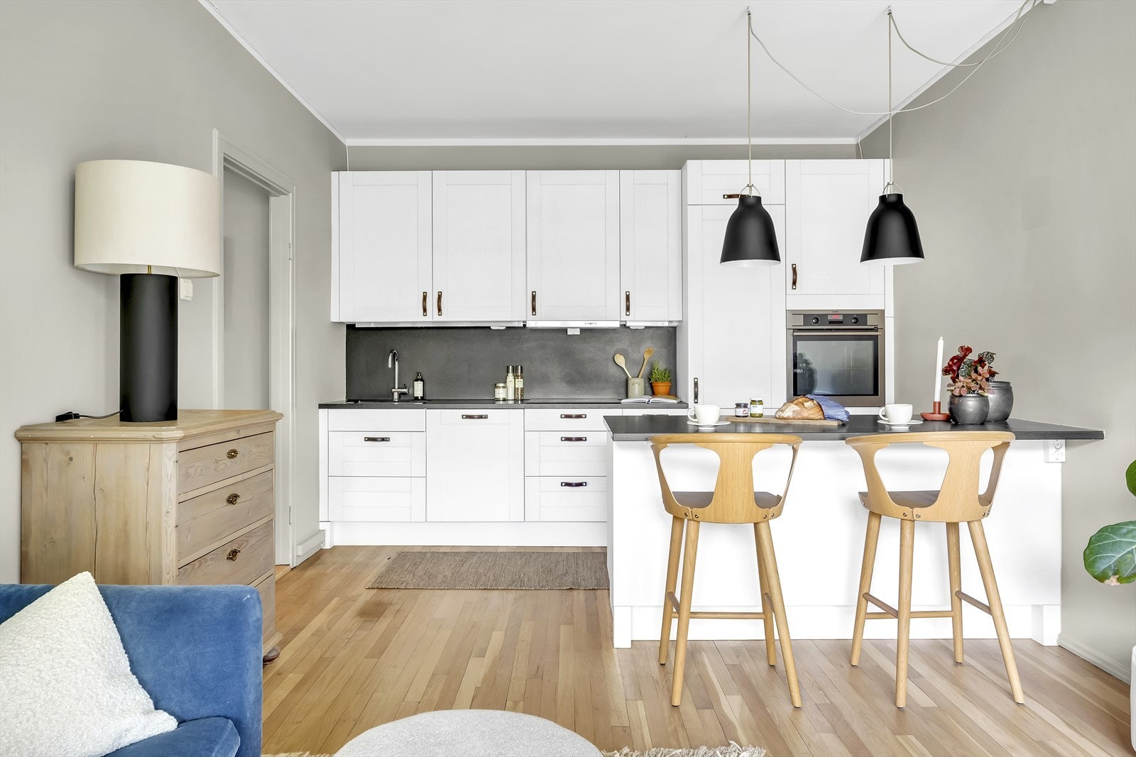 Tidløs kjøkkeninnredning fra Mobalpa med glatte laminerte fronter og granitt benkeplate Galleribilde