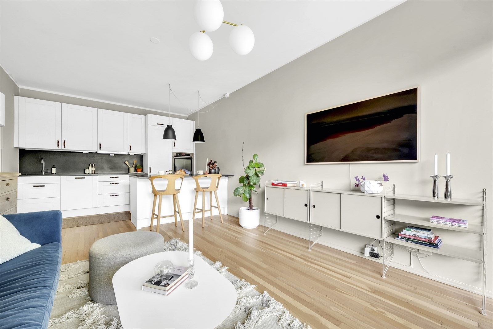 Leiligheten har et klassisk og lyst kjøkken med barløsning og integrerte hvitevarer Galleribilde