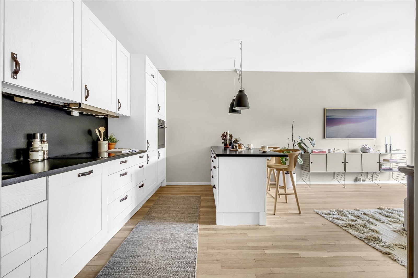 Kjøkkenet er godt utnyttet med masse lagringsplass i både skap og skuffer Galleribilde