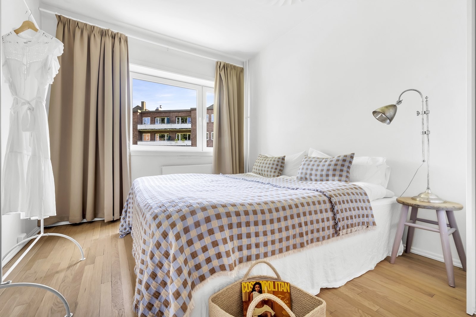 På soverommet er det god plass til dobbeltseng, nattbord og garderobeskap Galleribilde