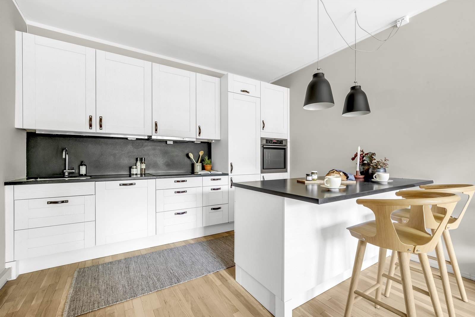 Det er integrert kjøl/fryseskap, oppvaskmaskin, platetopp og stekeovn Galleribilde