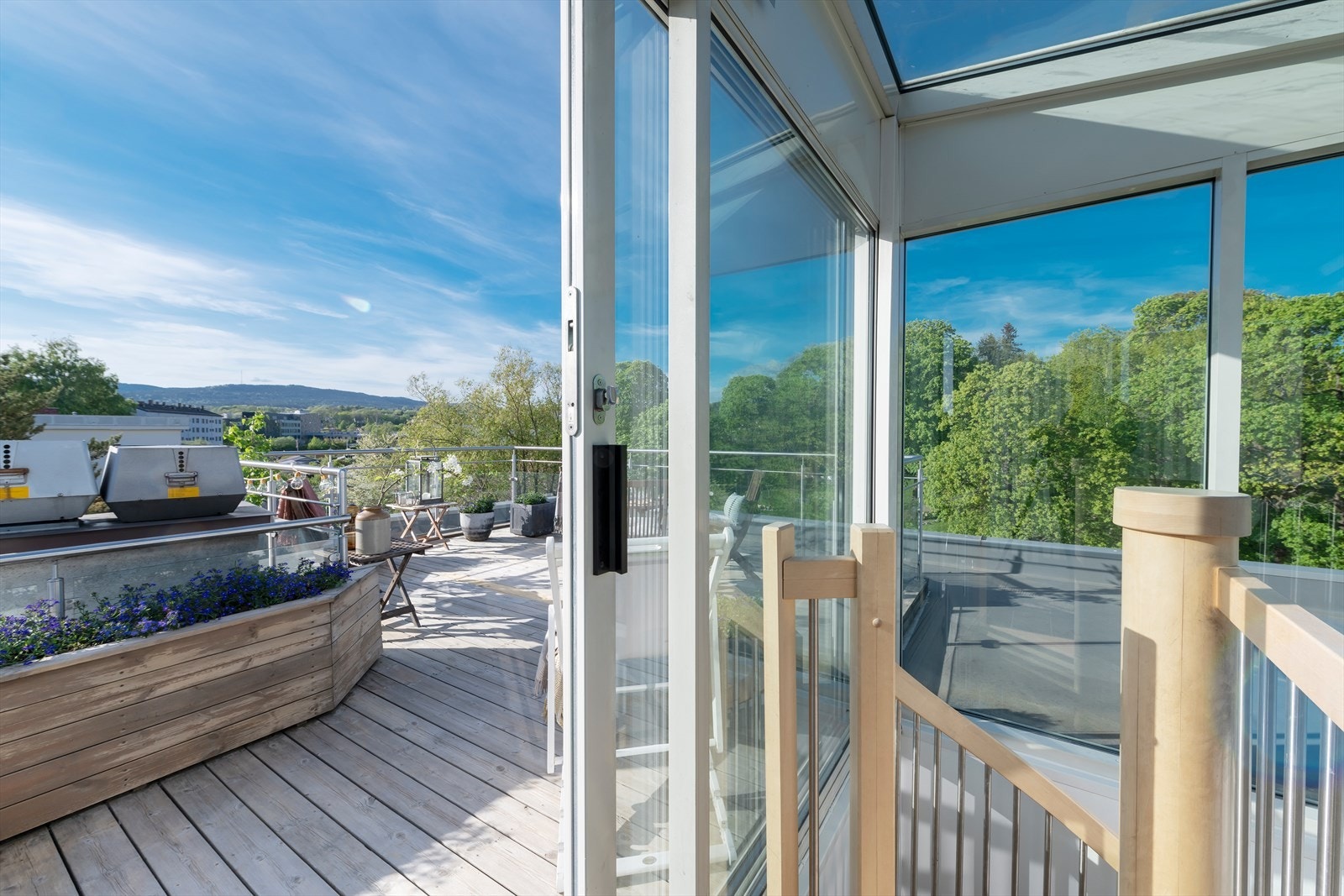 Trappa tar deg opp fra leiligheten inn til takterrassen Galleribilde