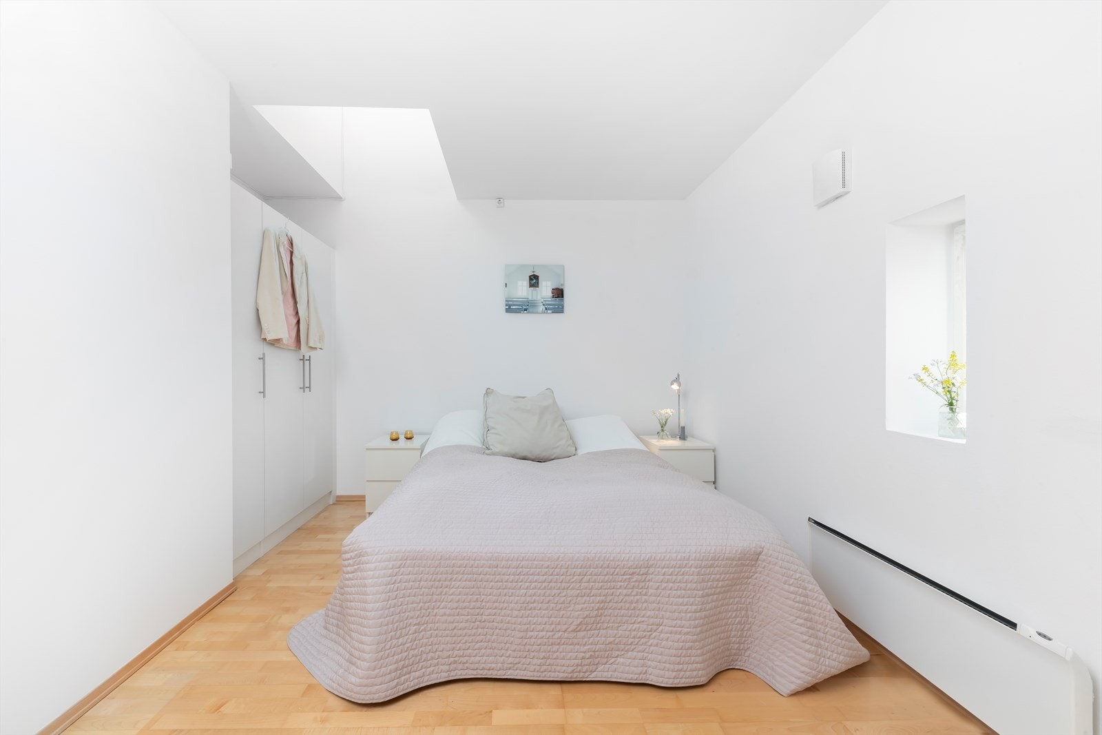 Soverom med lys fra både yttervegg og tak Galleribilde