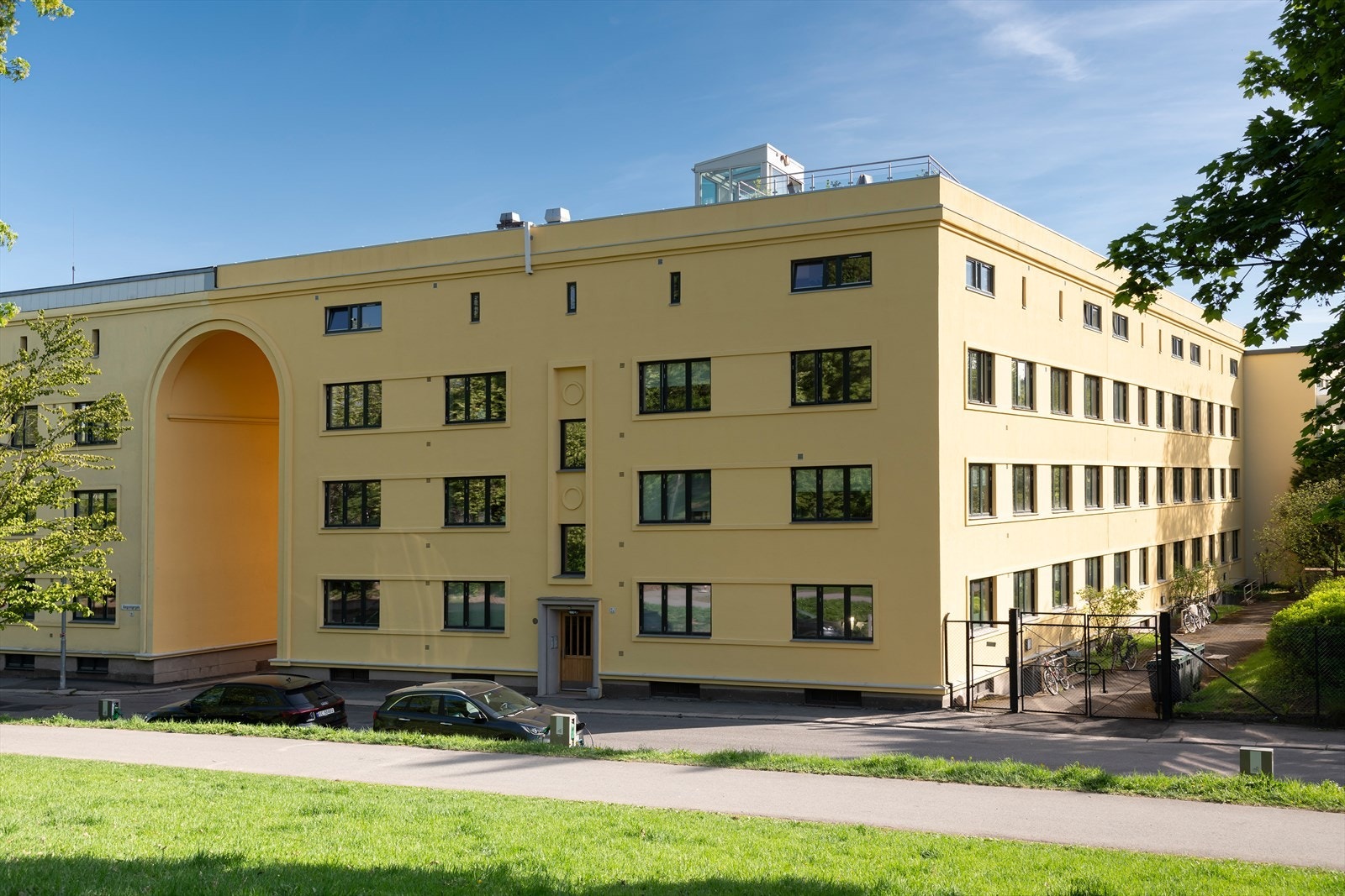 Fasaden til bygget, hvor man på toppen kan se takterrassen til leiligheten Galleribilde