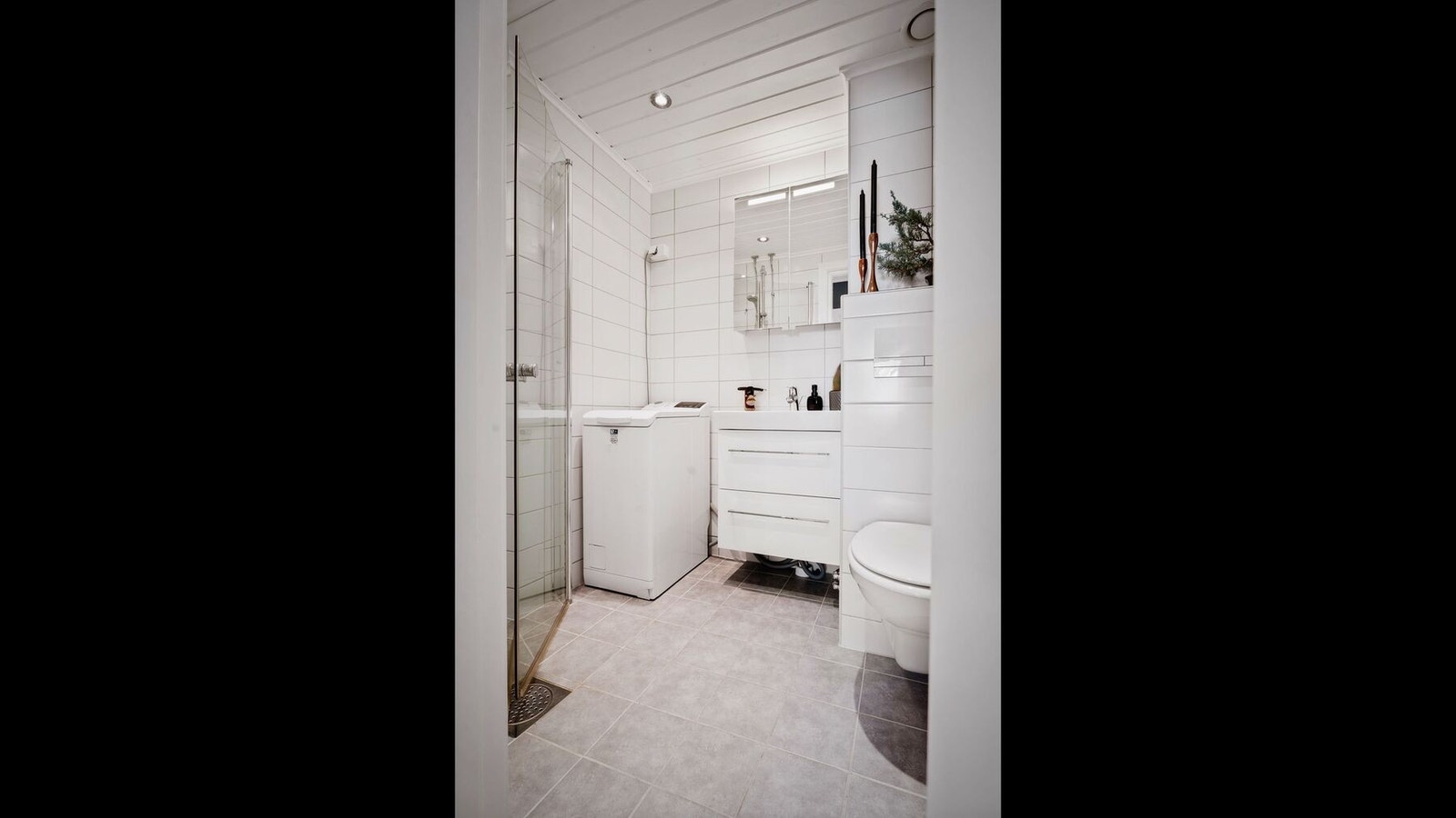 Flislagt bad med varmekabler. Badet ble pusset opp i 2011 i regi av borettslaget. Galleribilde