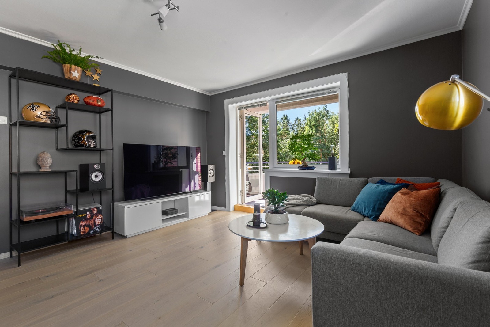Hyggelig sofakrok og god plass for TV. Galleribilde