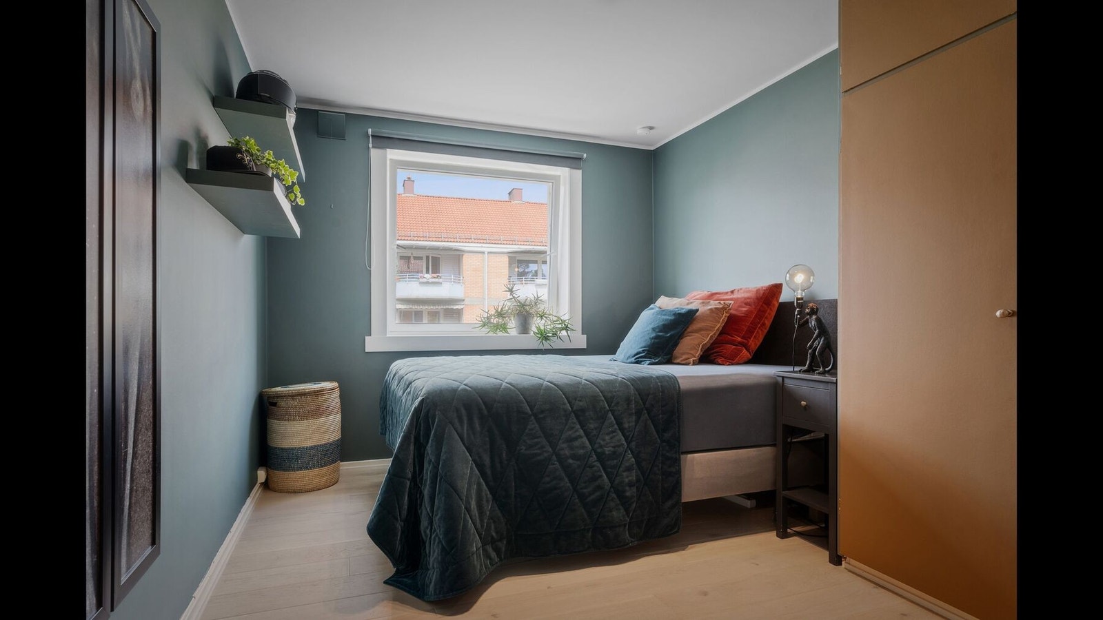 Romslig soverom med god plass for dobbeltseng. Galleribilde