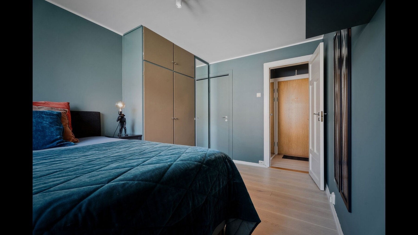 Soverommet har stor innebygd garderobe og inngang til egen bod/garderoberom. Galleribilde