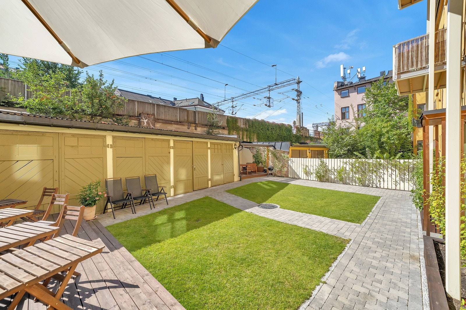 Trivelig, felles bakgård med grøntarealer, stein, uteplasser med bord og benker, felles grill med mer. Galleribilde