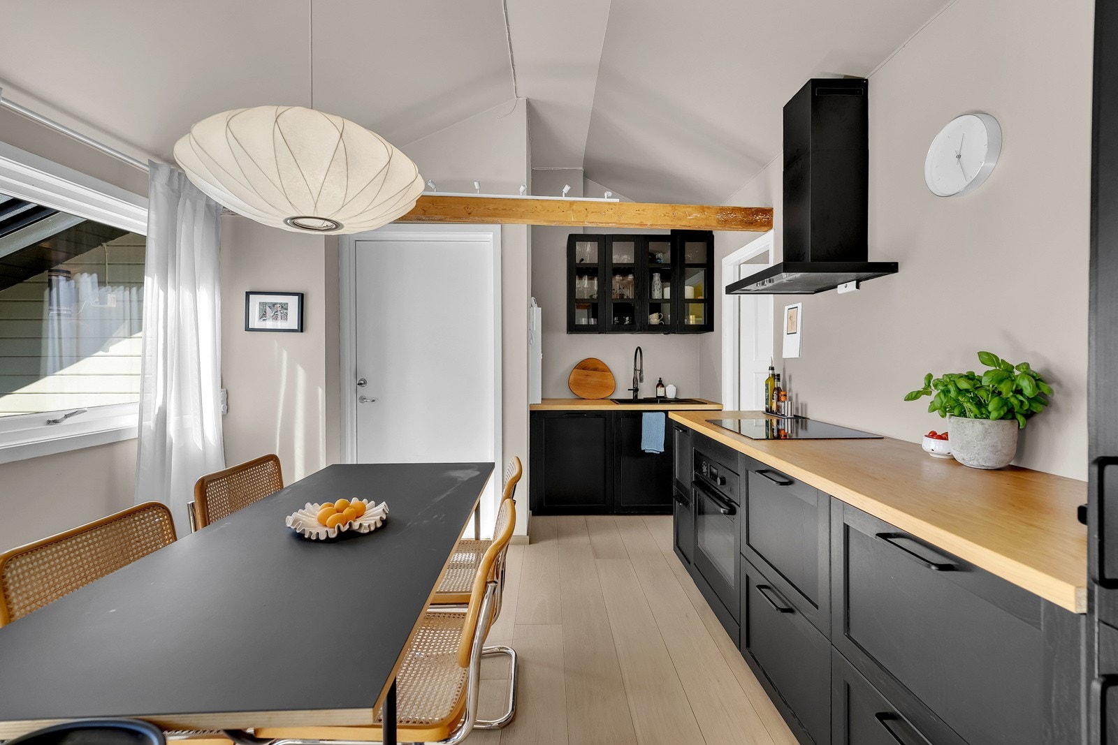 Lekkert IKEA-kjøkken med integrerte hvitevarer. Kjøkkenet var nytt i 2021 og byr på rikelig med lagringsplass, solide arbeidsflater med mer. Galleribilde