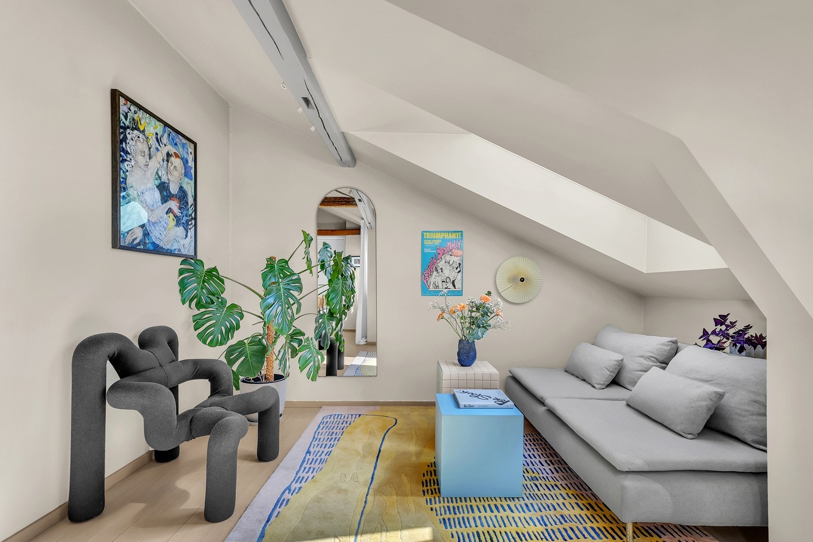 Optimal plassutnyttelse. I stuen har du god plass til både sofa, bord, stoler, tv-benk med mer! Galleribilde