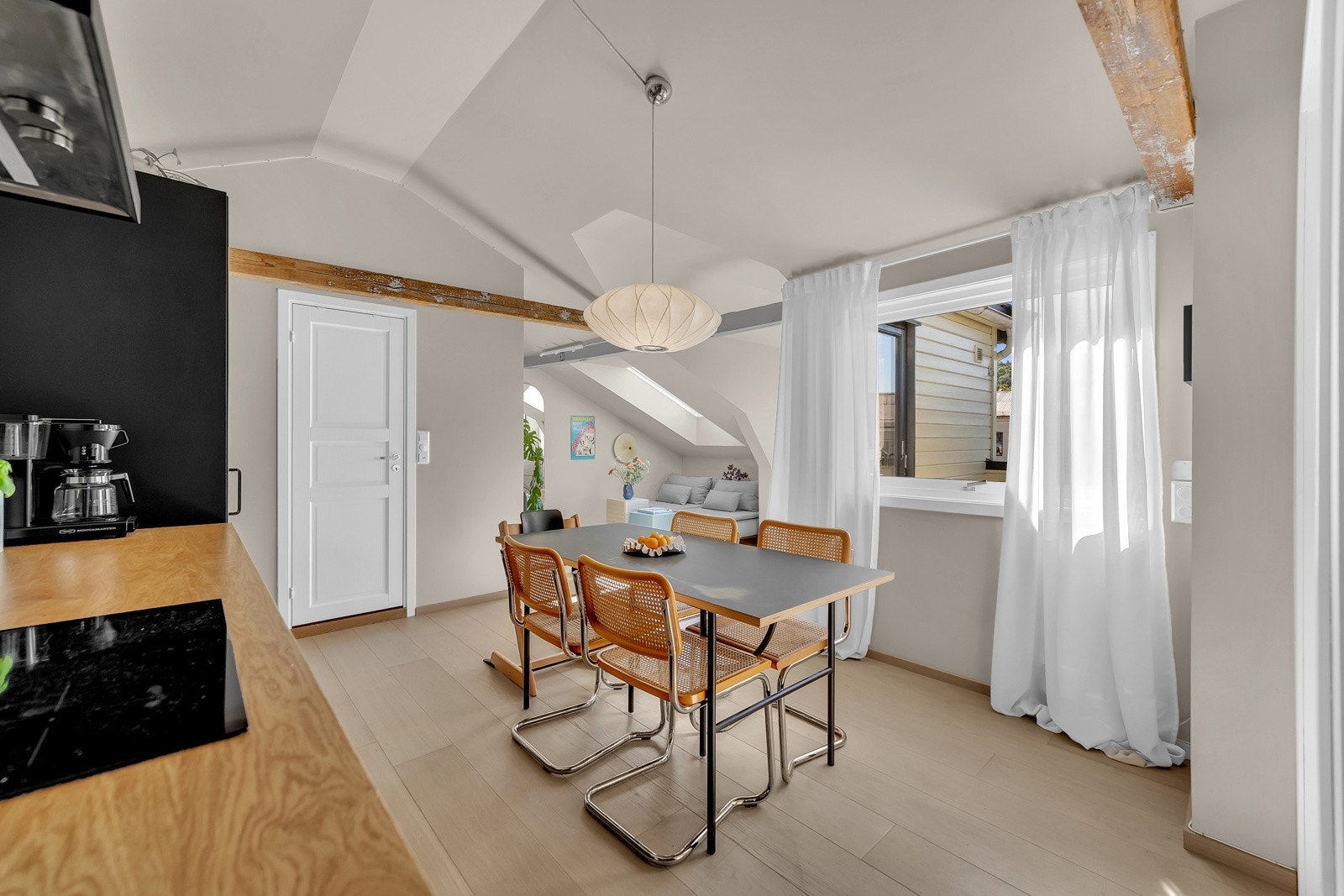 Rommet er optimalt utformet med god plass til et stort spisebord. Her kan du invitere venner og bekjente på trivelige sosiale lag! Galleribilde