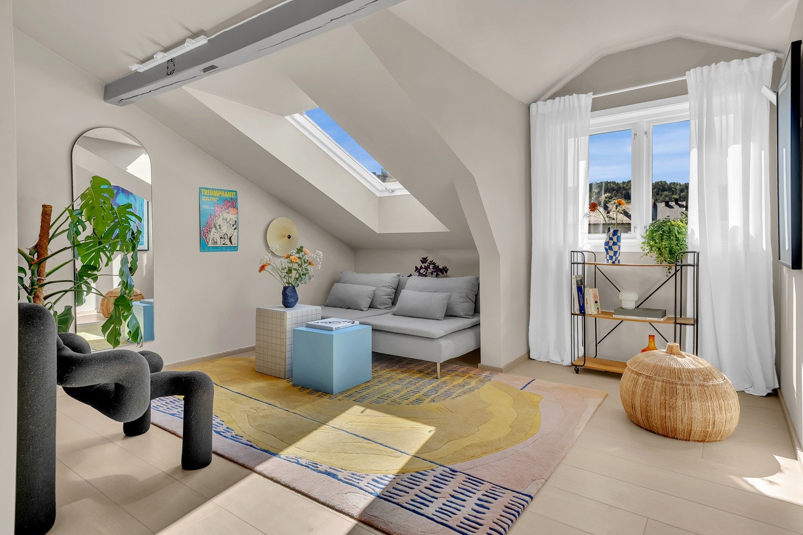 Moderne leilighet betydelig oppusset i 2021 med nye gulv med varme (folie), veggflatene ble malt i moderne fargevalg. Galleribilde