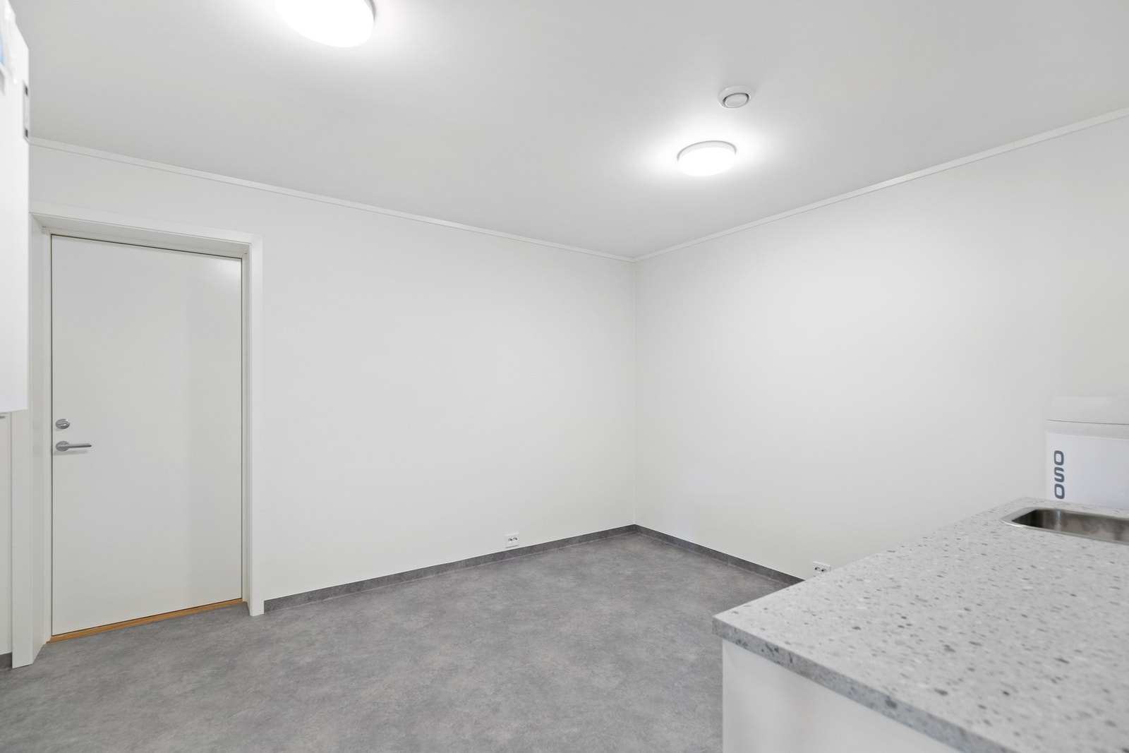 Rommet har også en praktisk bi-inngang fra garasjen Galleribilde