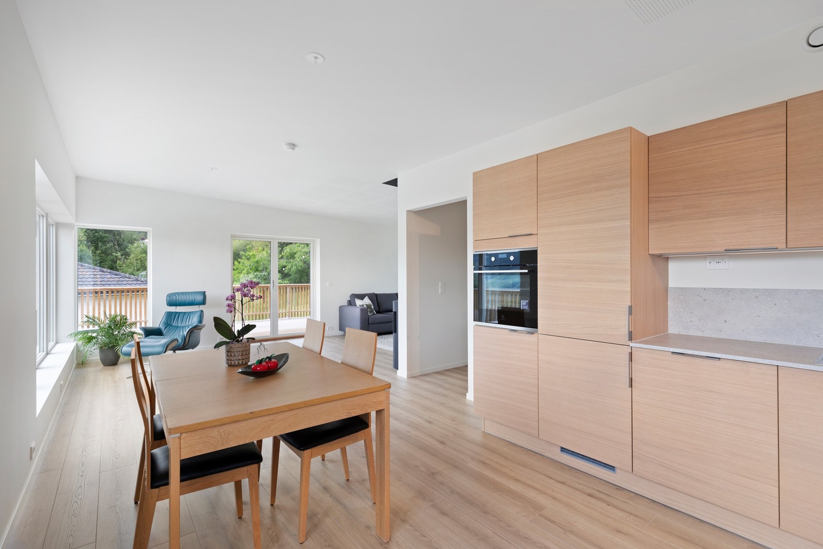 Samt integrert komfyr, og fullintegrert oppvaskmaskin, kjøleskap og fryseskap Galleribilde