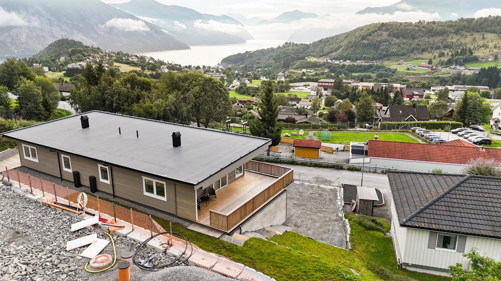 Området består i hovedsak av spredt boligbebyggelse, med flere barnefamilier og lekeplasser i området Galleribilde