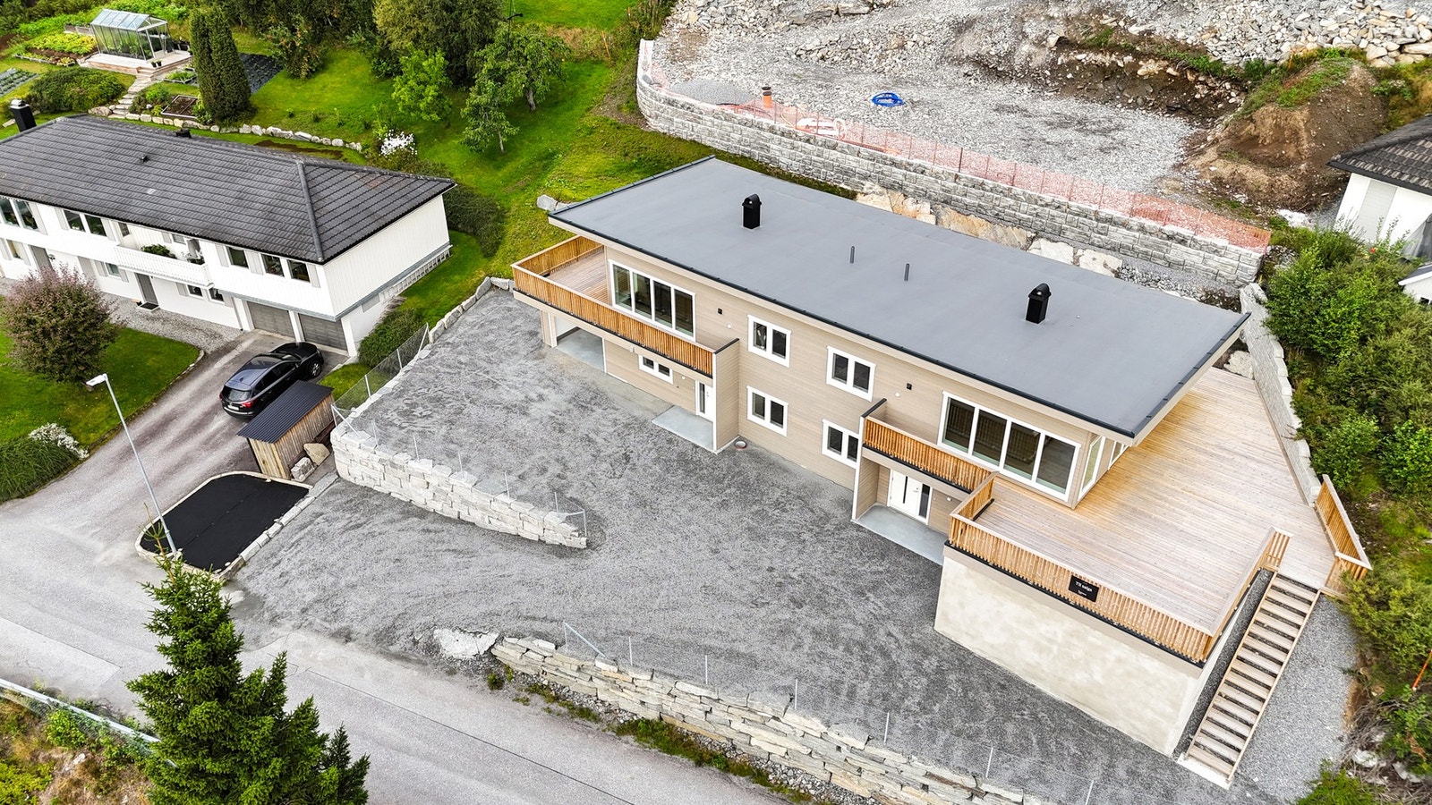 Området består i hovedsak av spredt boligbebyggelse, med flere barnefamilier og lekeplasser i området Galleribilde