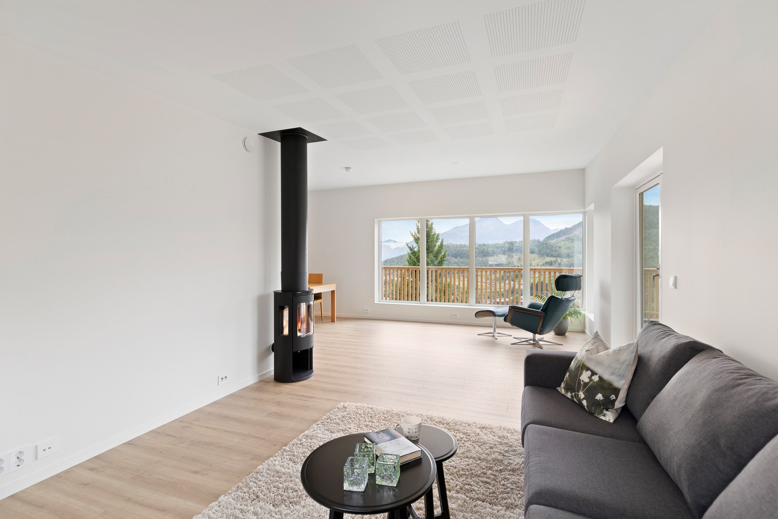 Rommet har også utgang til veranda Galleribilde