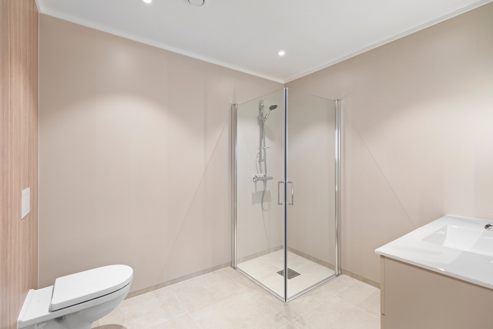 Badet har gulvoverflate med 60x60-flis, og vegger med baderomsplater Galleribilde