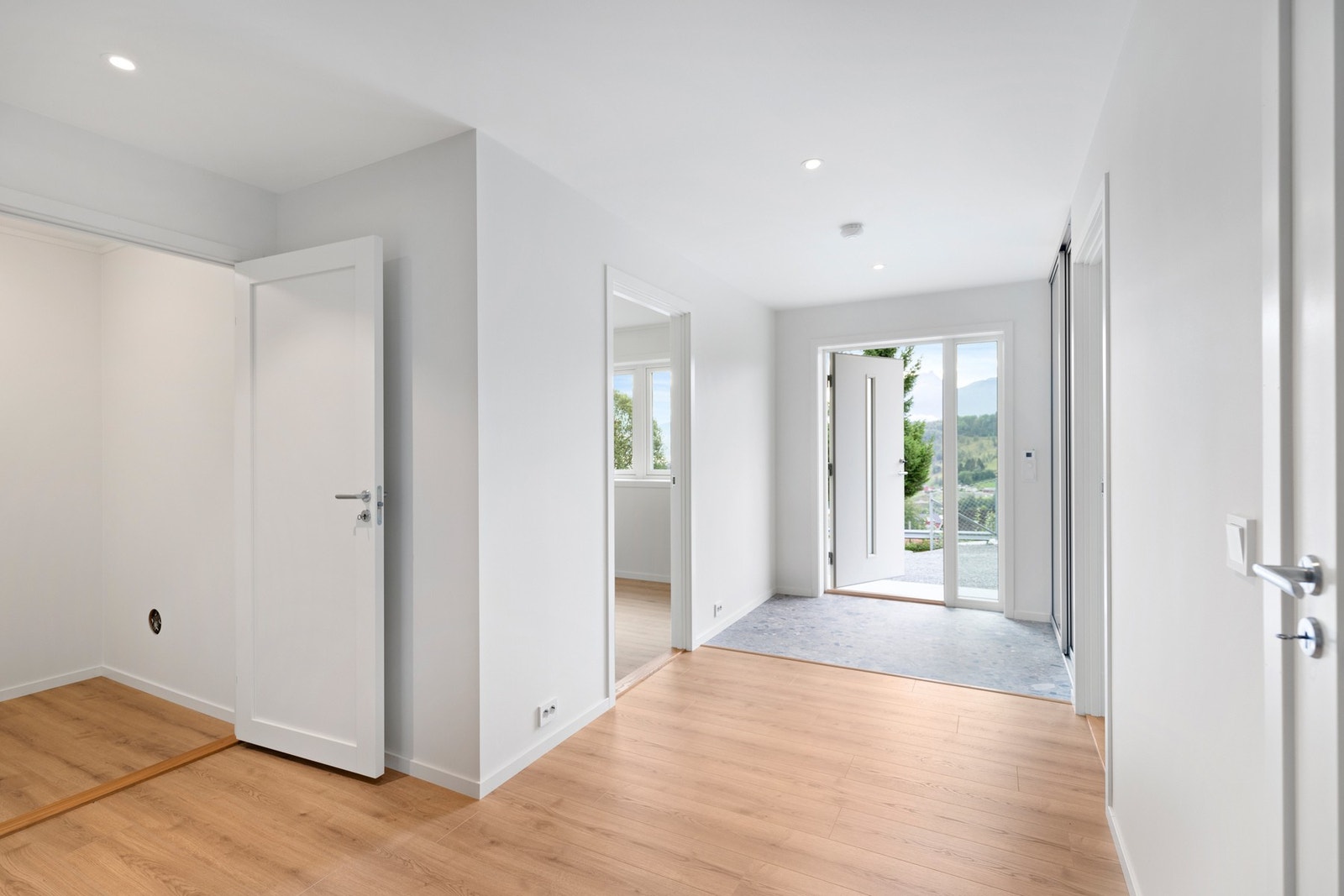 Boligen har moderne og tidløs standard med gode materialvalg og i hovedsak listefri overgang mellom vegg og himling Galleribilde