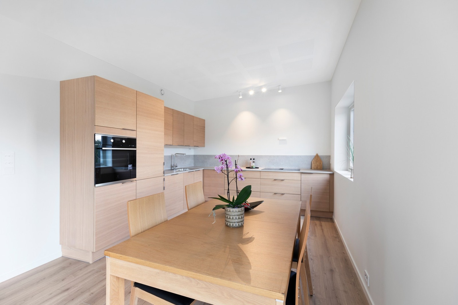 Kjøkkenet har montert en L-formet innredning fra Fossline (Eik Horisont), med benkeskap, overskap og høyskap Galleribilde