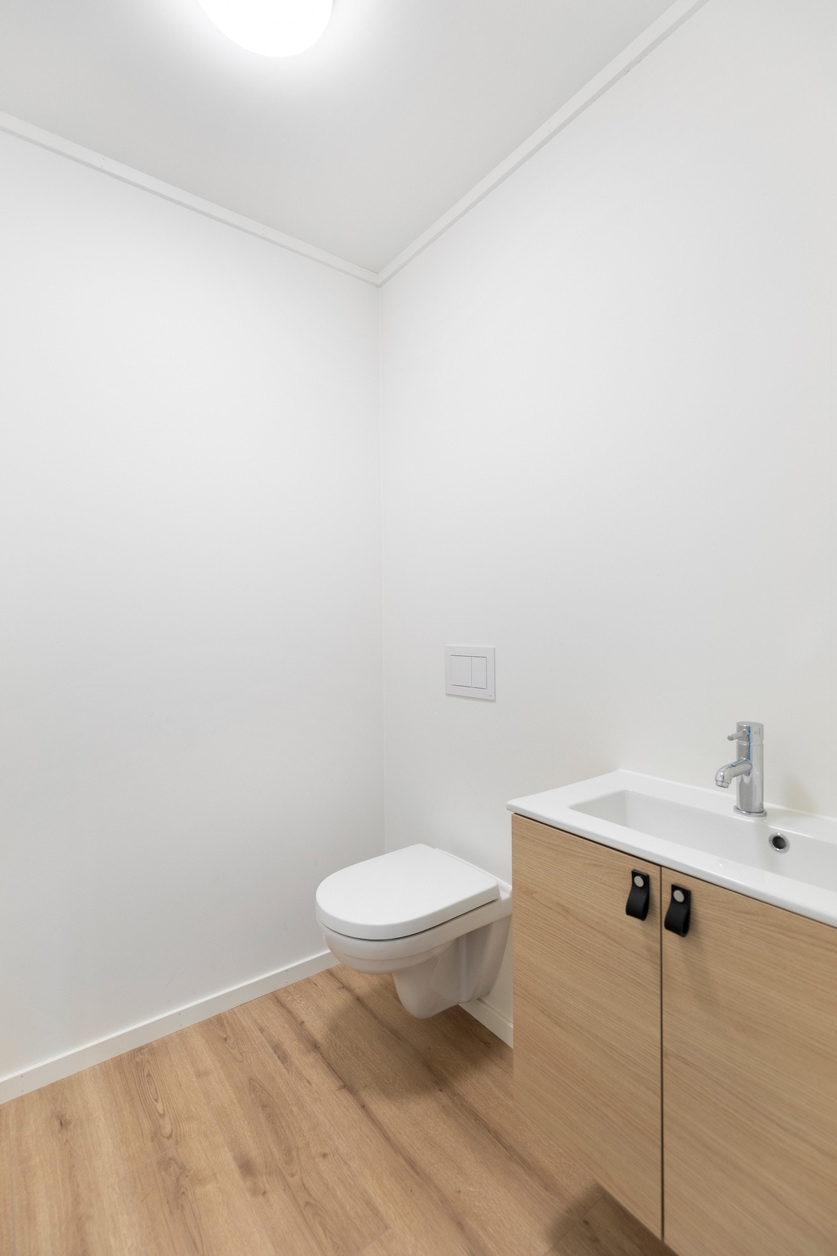 Etasjen har også toalettrom hvor det er montert servantinnredning med helstøpt servantplate og veggholdt toalett Galleribilde