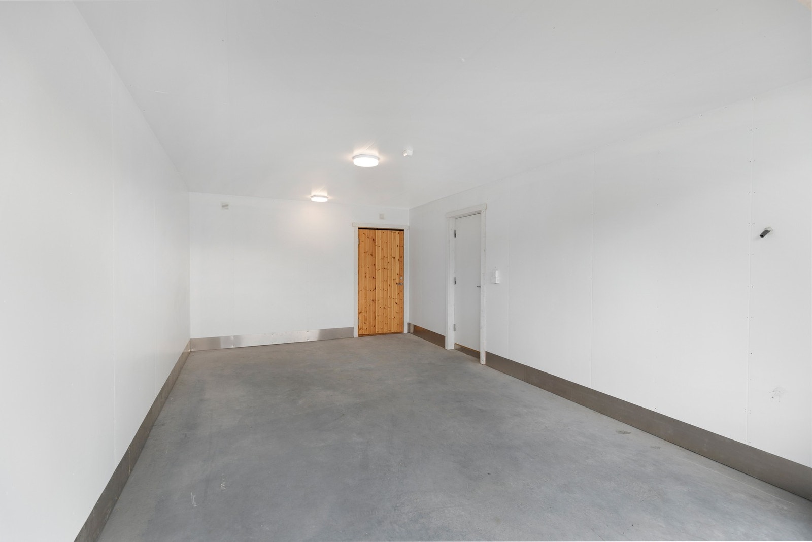 I bakkant av garasjen er det også en praktisk sportsbod. Det er også en praktisk bi-inngang til vaskerommet Galleribilde