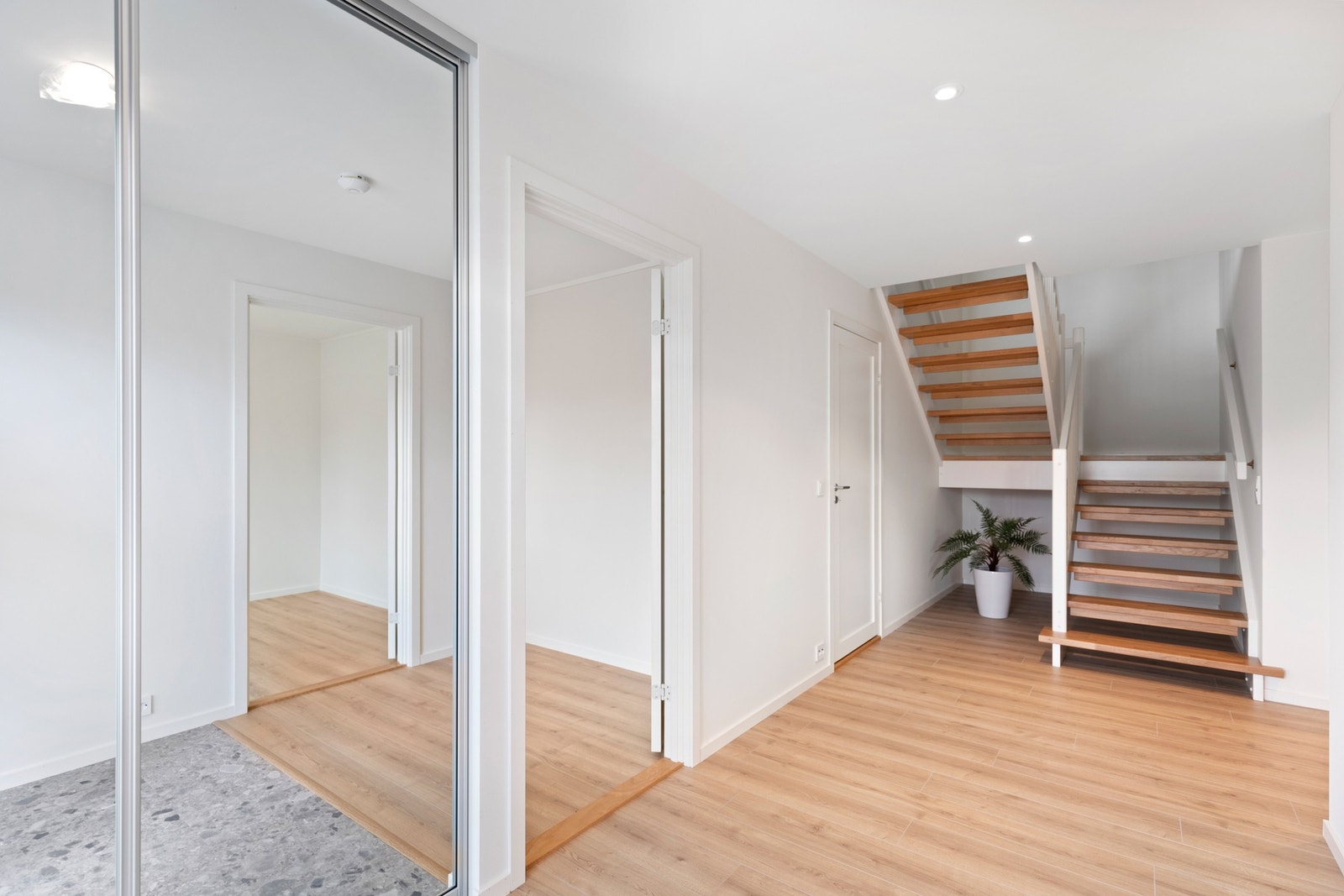 Montert repostrapp med eiketrinn - perfekt til å lage skyvedørsgarderobe under Galleribilde