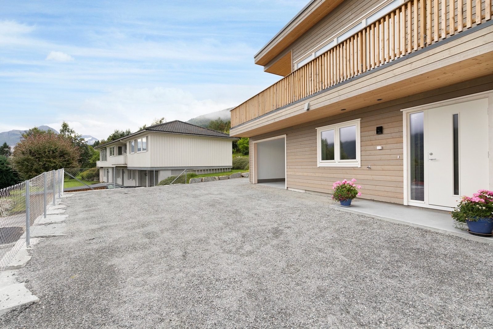 Enkel tilkomst, og gode parkeringsforhold i garasje, samt romslig med biloppstillingsplasser på fellesarealet Galleribilde