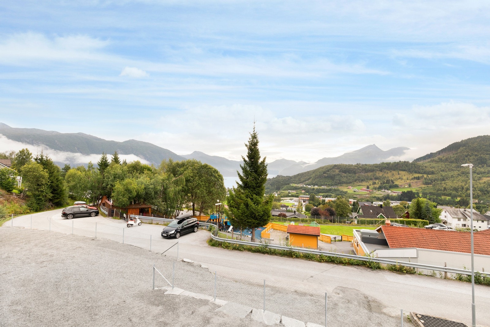 Utsiktsbilde. Eiendommen ligger kun et steinkast fra nærmeste barnehage (du trenger ikke være god til å kaste engang) Galleribilde